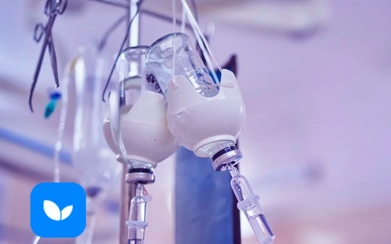 Капельницы на фоне кабинета